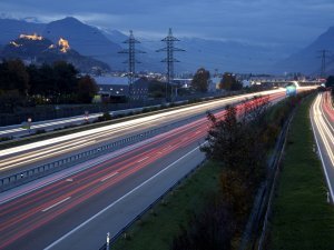 Trafic dense à la tombée de la nuit